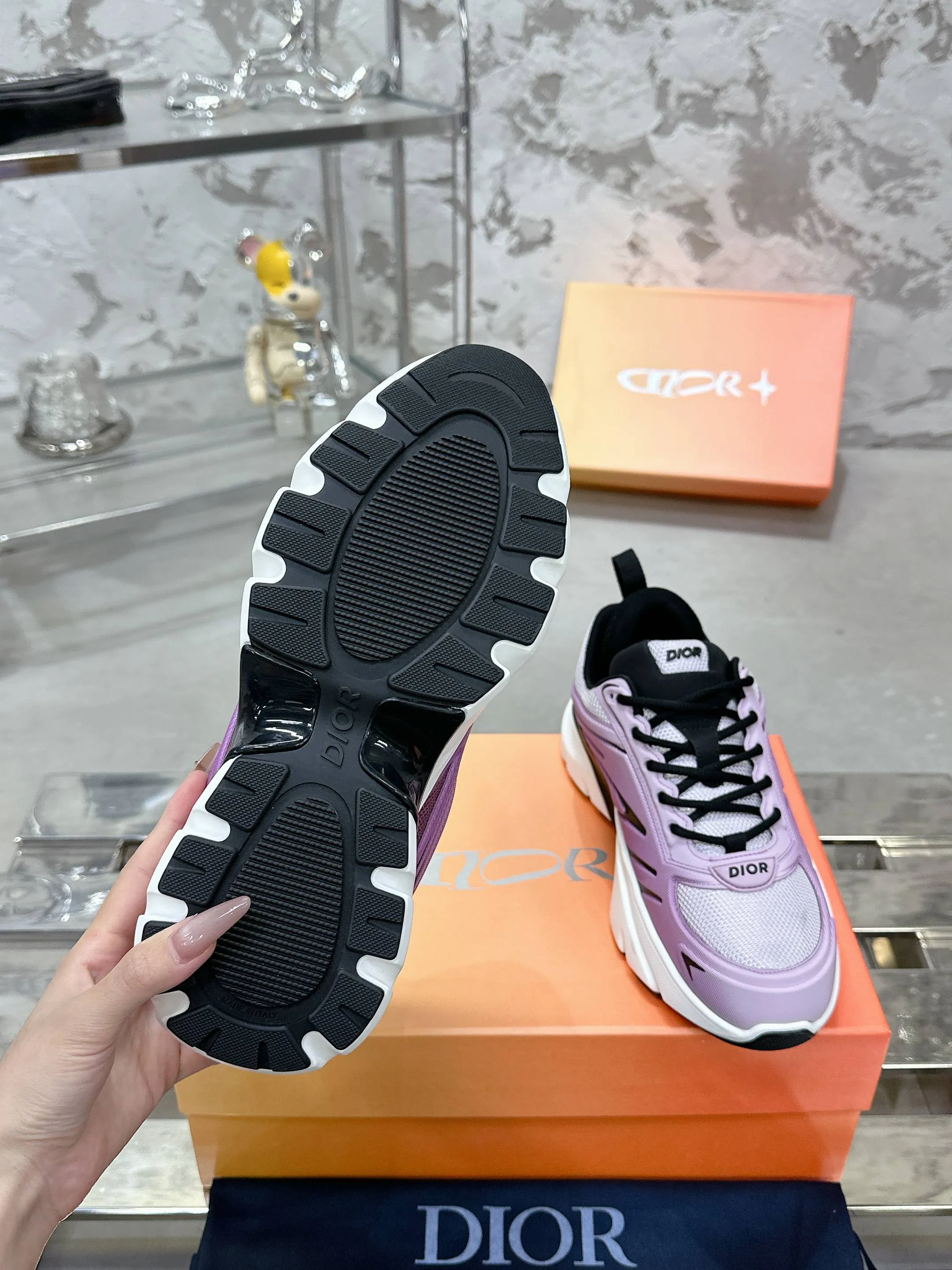 Factory price 760💰 Top version! ! ! Dior Dior's latest B44 Blade series, couple style, casual, thick-soled sneakers, running shoes, purchased from the original, developed and manufactured. This B44 Blade sneaker comes from the DIOR AND LEWIS HAMILTON exclusive limited series. It adopts a full silhouette design, eye-catching and fashionable, and is inspired by the 2000s. Crafted from gradient blue mesh with tonal technical panels, the sole is finished with a contrasting Blade panel that pays homage to the sport of running. DIOR AND LEWIS HAMILTON signature charms hang from the eyelets, while the Dior signature adorns the upper, heel and sides. Paired with black shoelaces, it is more refined, and the padded support design on the back highlights the sports aesthetic style, which can add modern style to all kinds of casual looks. Exquisite packaging at the delivery counter🛍📦 ▪️ Fabric: Original imported first-layer cowhide ▪️ Lining: Original imported breathable mesh ▪️ Sole: Original open-molded non-slip rubber material ▪️ Bottom thickness: 5.5CM ▪️ Size: Women's 35-40 / Men's 39-46